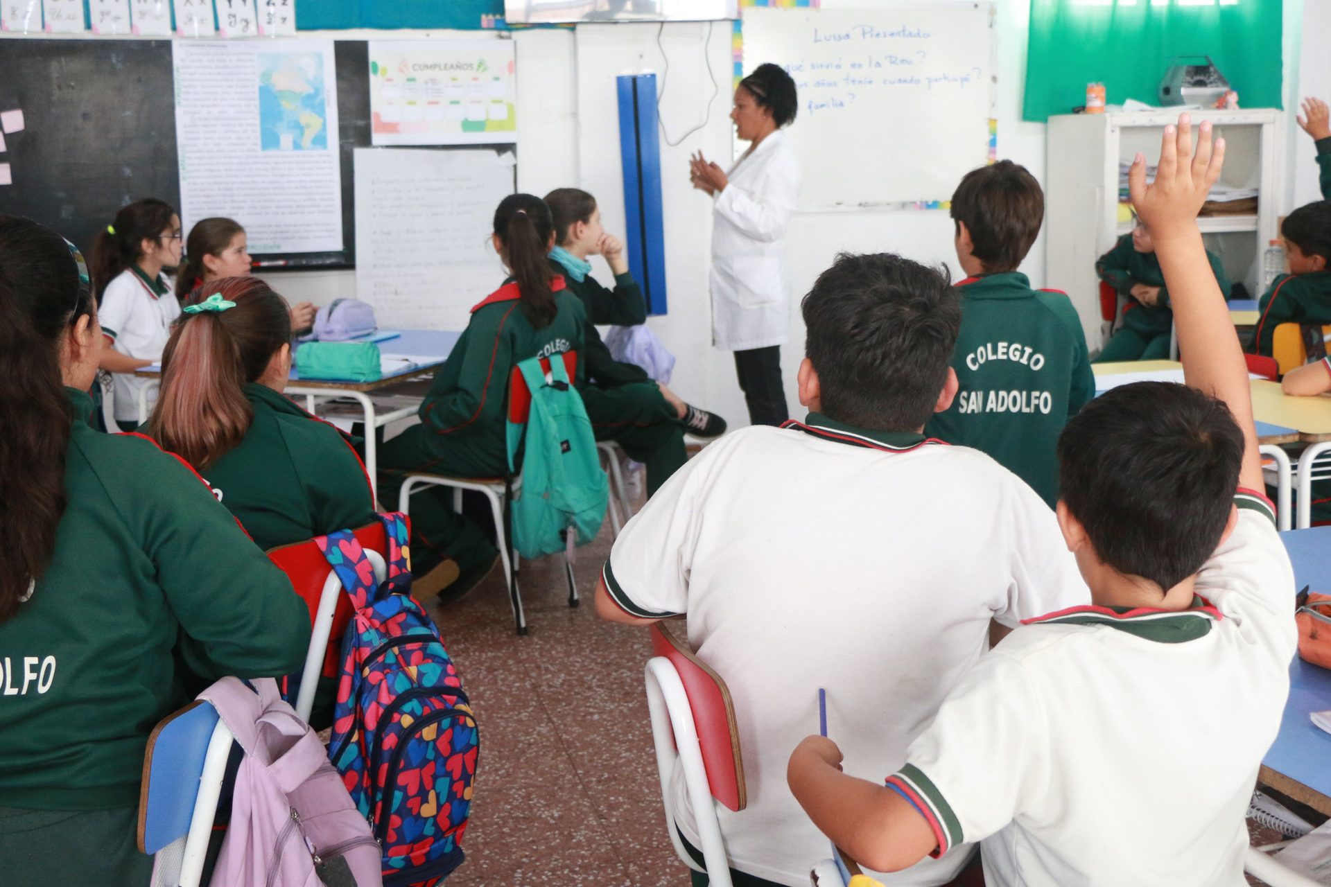 Aula del Colegio San Adolfo con docente y alumnos