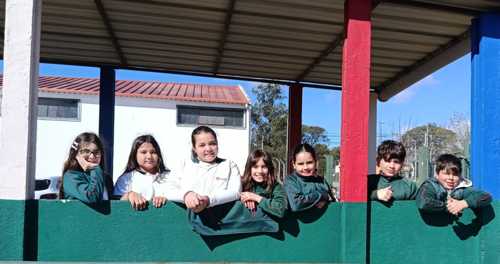 Aula del Colegio San Adolfo con docente y alumnos